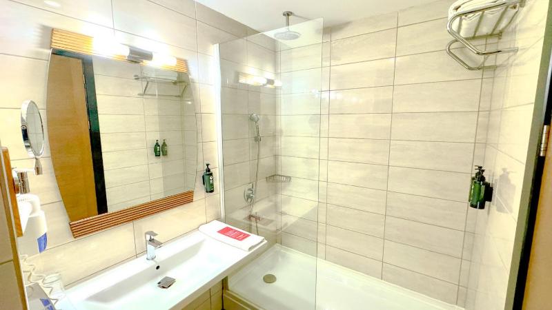 Deluxe King Sea and City View Non Smoking image 3