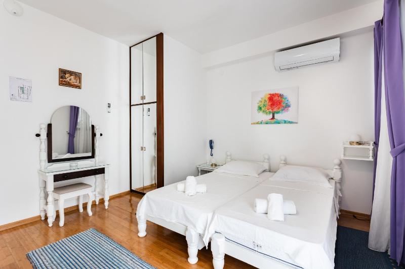 Apartment with Terrace and Partial Sea View image 4