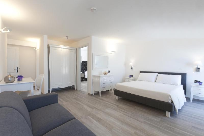 Deluxe Suite with Sea View image 2