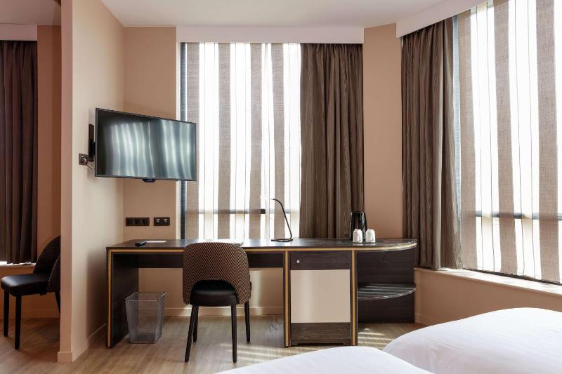 Junior Queen Suite image 1