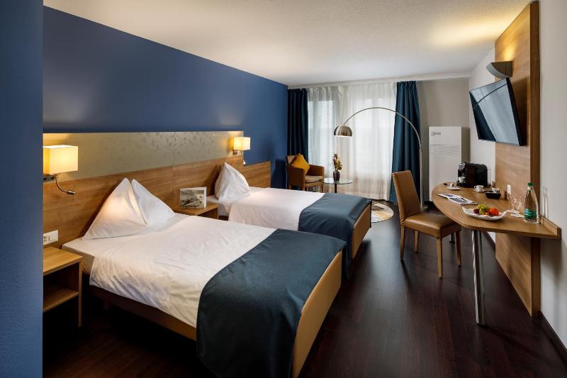 Quiet Double Room Courtyard Side with A/C image 1