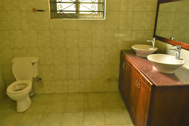 Ezeife Guesthouse - image 11