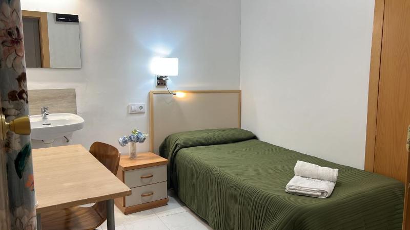 Single Room with Shared Bathroom image 1