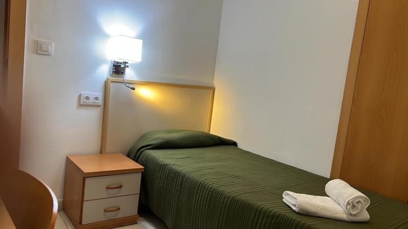 Single Room with Shared Bathroom image 3