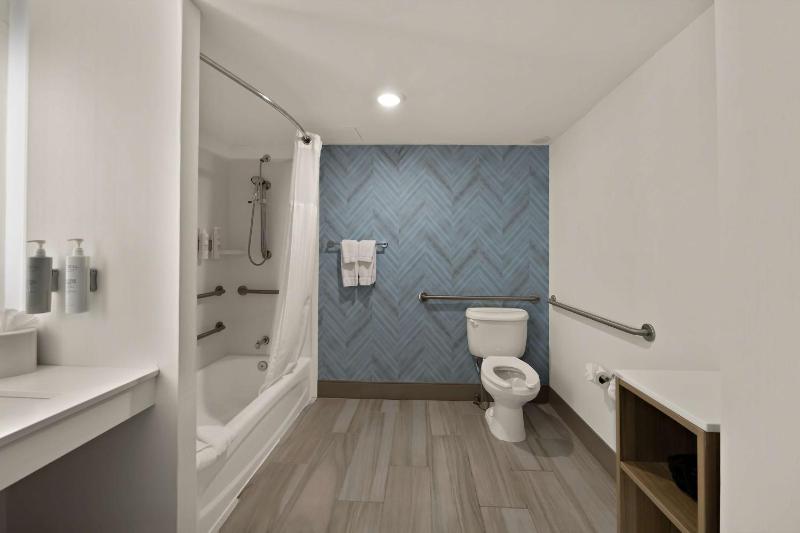 King Room with Tub - Mobility and Hearing Access image 4