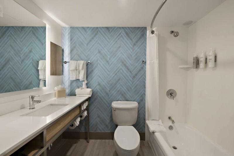One-Bedroom Queen Suite with Sofa Bed image 2