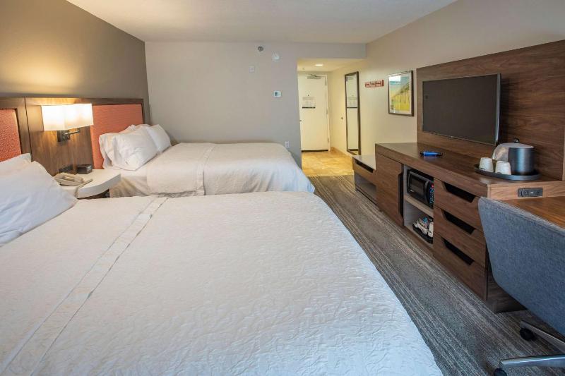 Queen Room with Two Queen Beds - Non-Smoking image 3