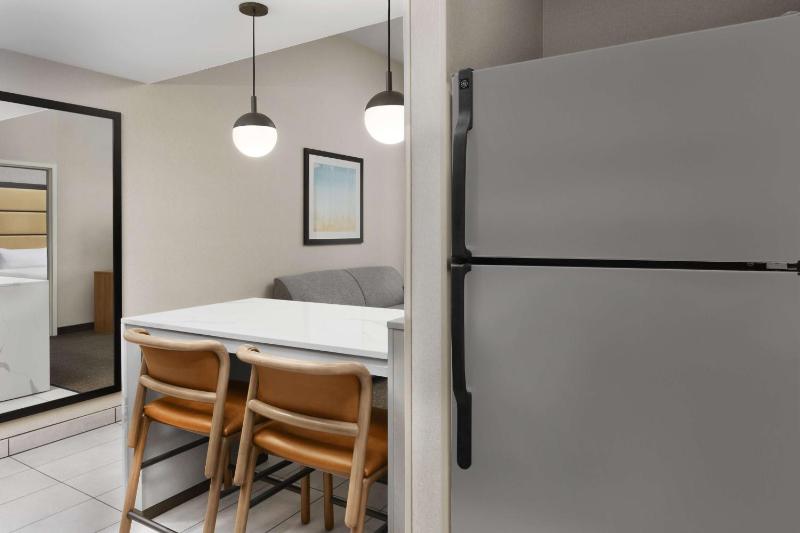 One-Bedroom King Suite - Non-Smoking image 4
