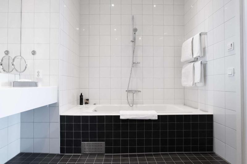 Junior King Suite image 3