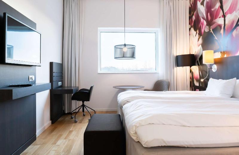 Standard Twin Room image 4
