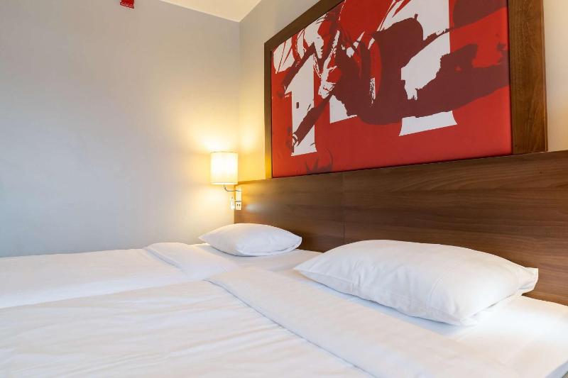 Standard Twin Room image 4