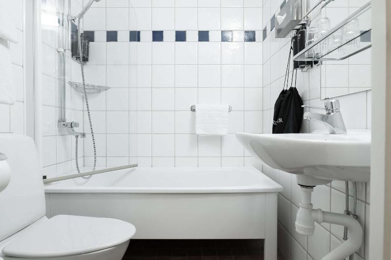 Standard Twin Room image 2