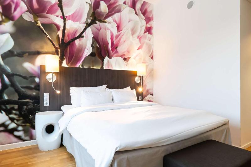 Standard Queen Room image 3
