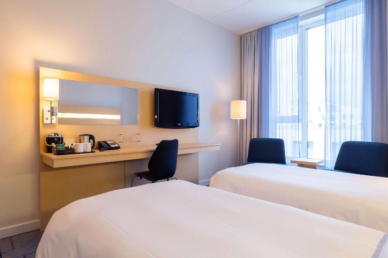 Standard Twin Room image 4