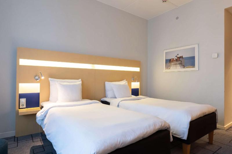 Standard Twin Room image 3