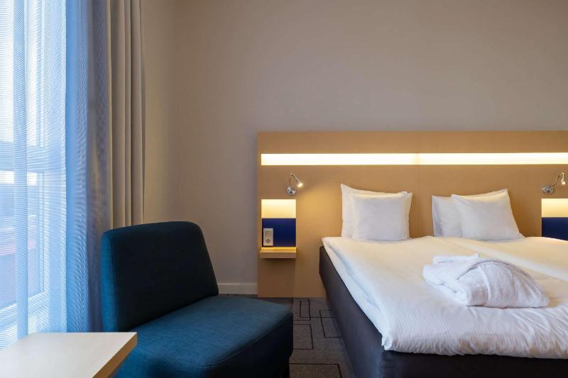 Superior King Room image 3