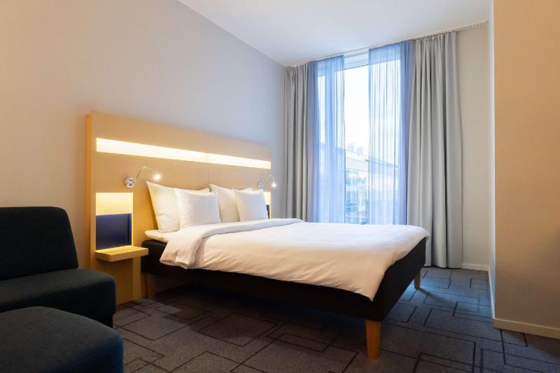 Family Queen Room with Single Bed image 1