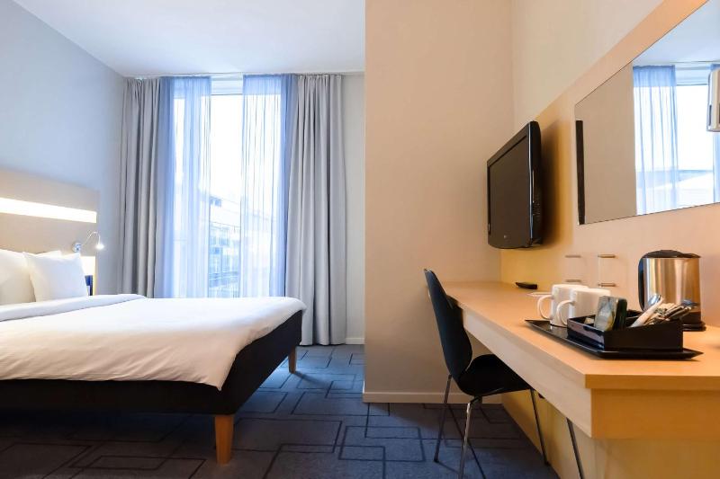 Family Queen Room with Single Bed image 4