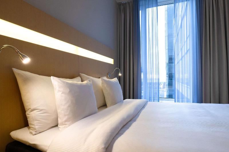Family Queen Room with Single Bed image 3