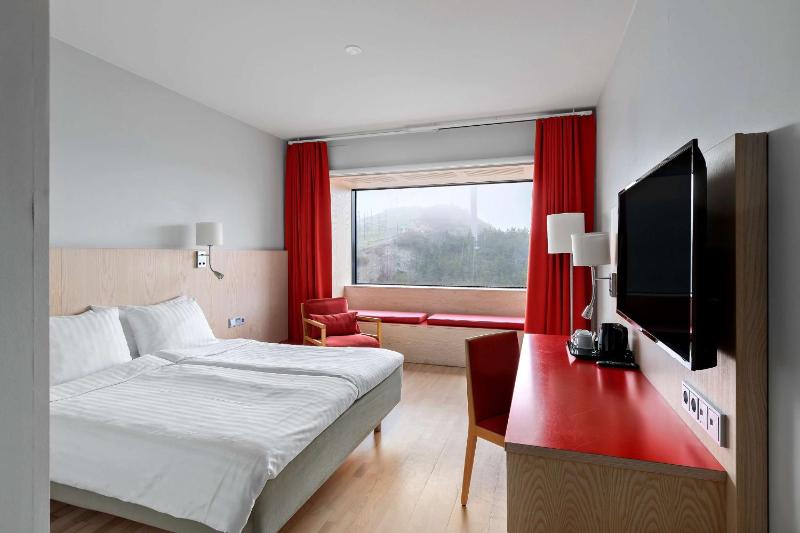 Standard Twin Room image 1