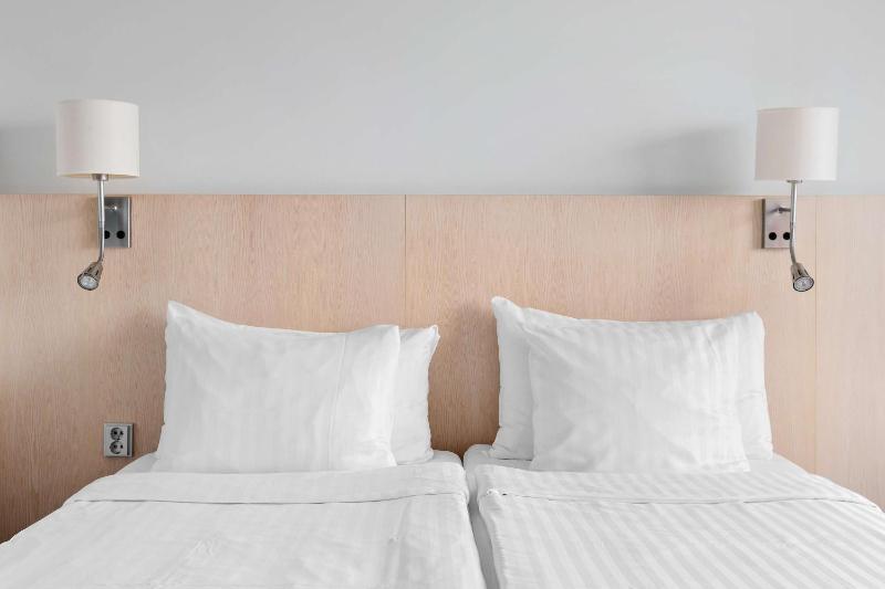 Standard Queen Room image 3