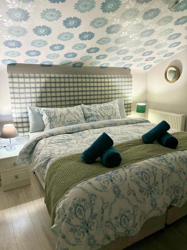 Superior King Room image 3