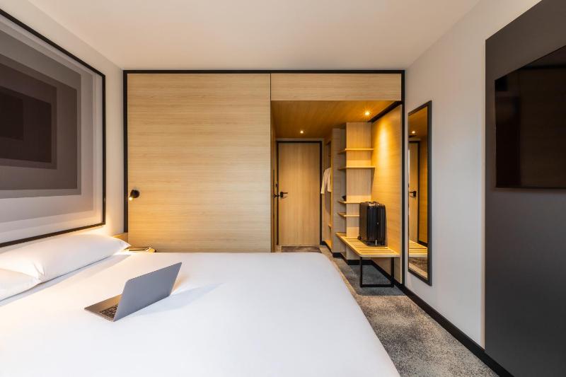 Standard Double Room image 3