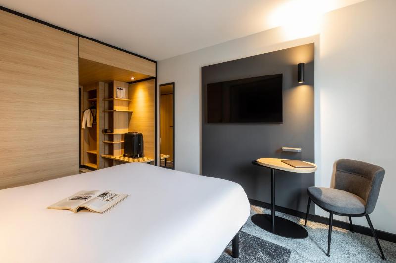 Standard Double Room image 4