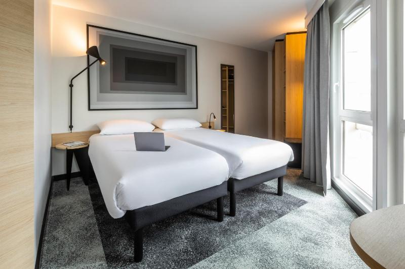 Standard Twin Room image 3