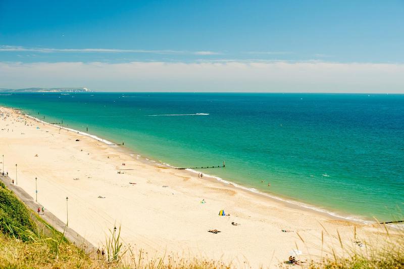Stunning Beach Themed 2 Bed Apartment - image 3