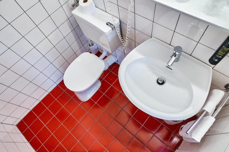 Economy Double Room image 4