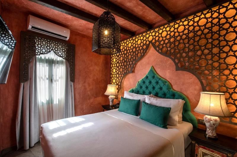 Classic Double Room with View image 4