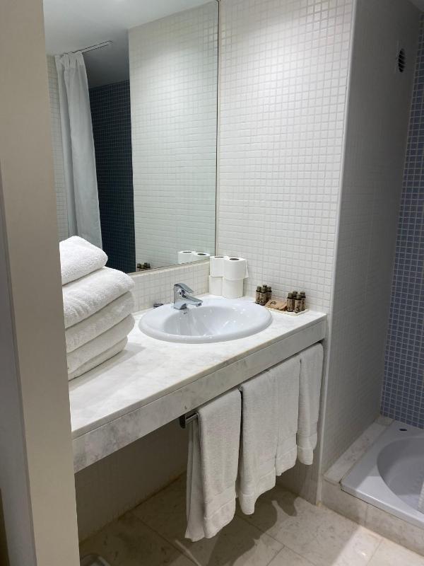 One-Bedroom Apartment (3 Adults + 1 Child) image 3