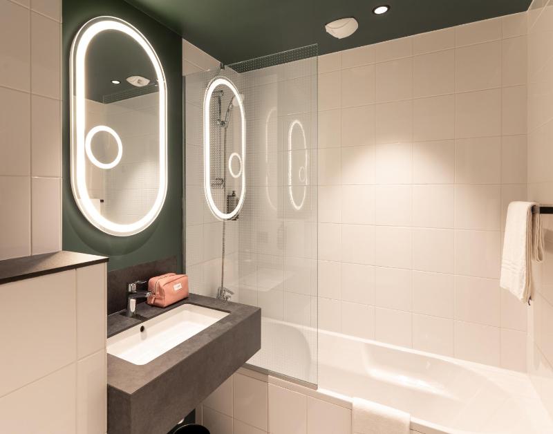 Standard Twin Room image 4