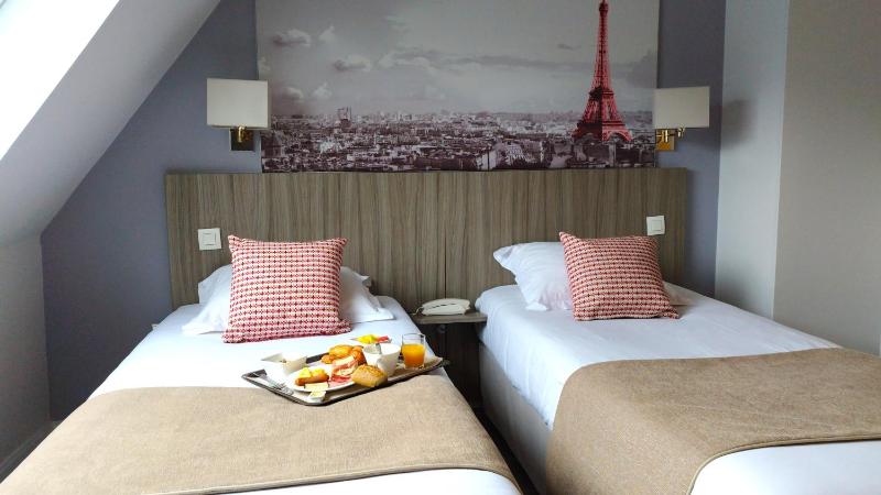 Twin Room image 4