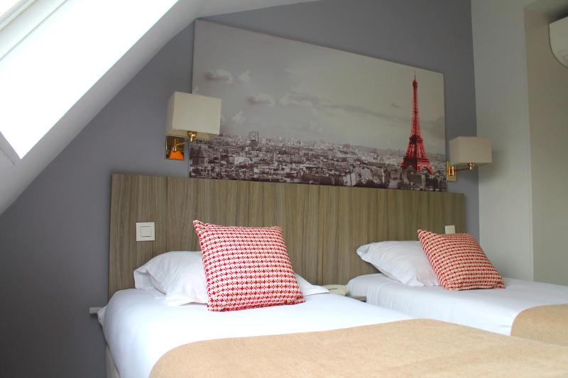 Twin Room image 3