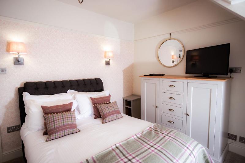 Classic Double Room image 4