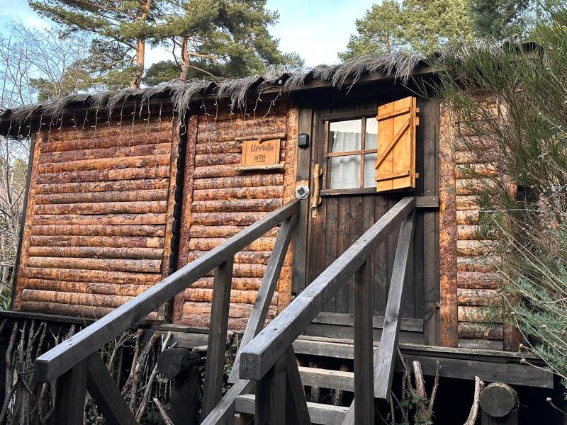 Bungalow (2 Adults) with Shared Bathroom image 1