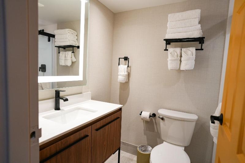 Deluxe Double Room with Balcony image 4