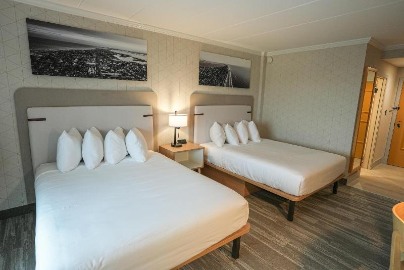 Deluxe Double Room with Balcony image 3