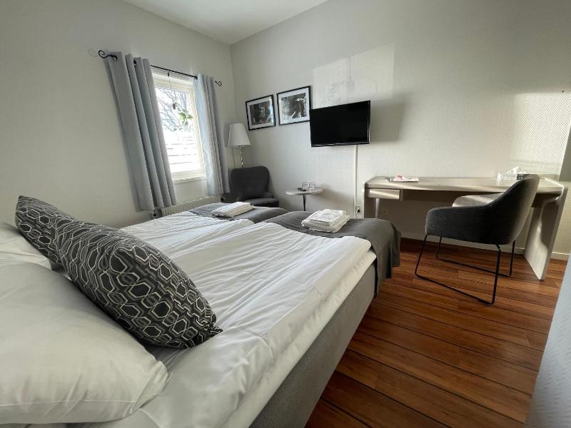 Twin Room image 4