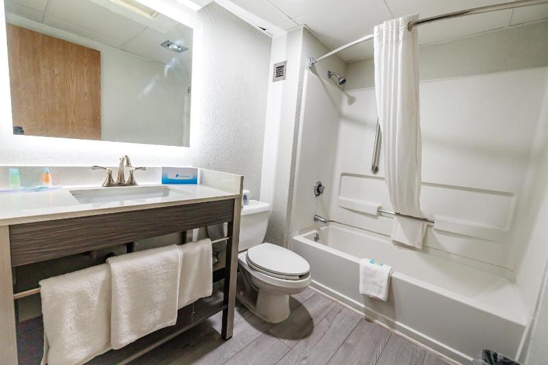 Standard King Room image 2