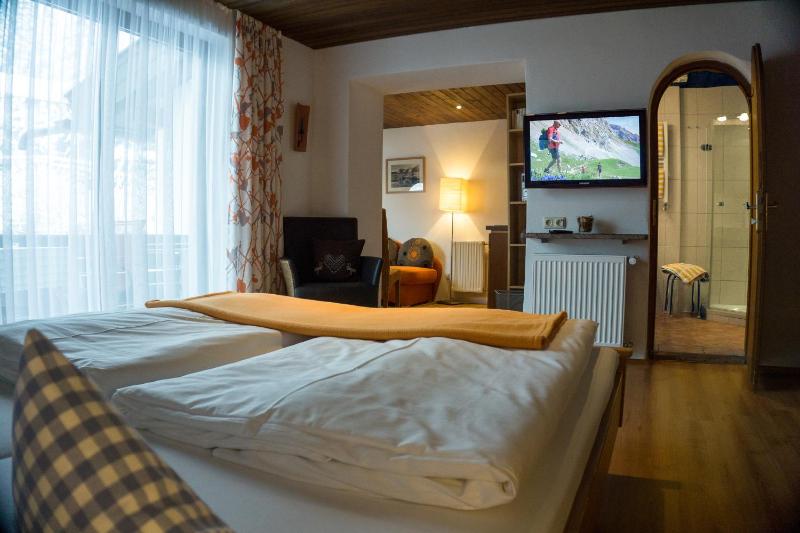 Triple Room with Kitchenette image 3