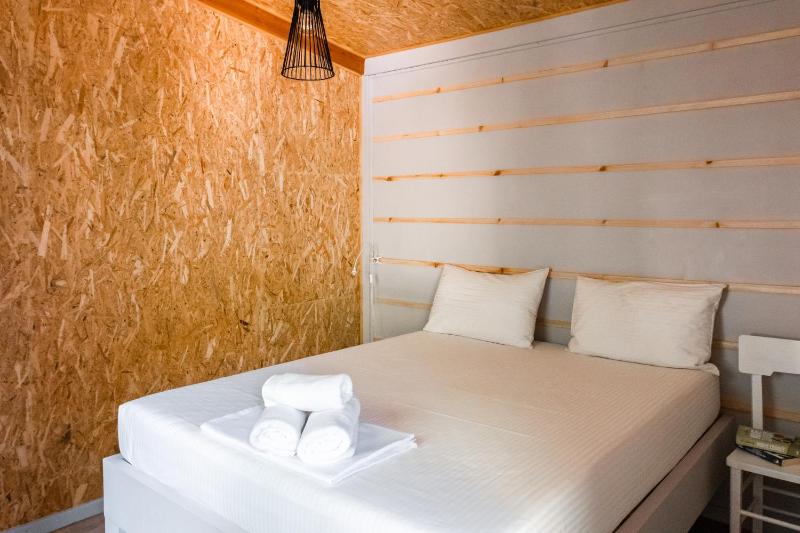 Standard Double Room with Shared Bathroom image 3