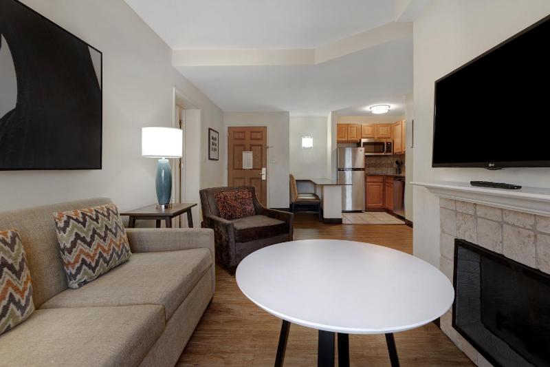 One-Bedroom Queen Suite with Two Queen Beds image 3