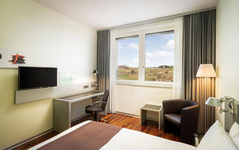 Standard Queen Room - High Floor image 4