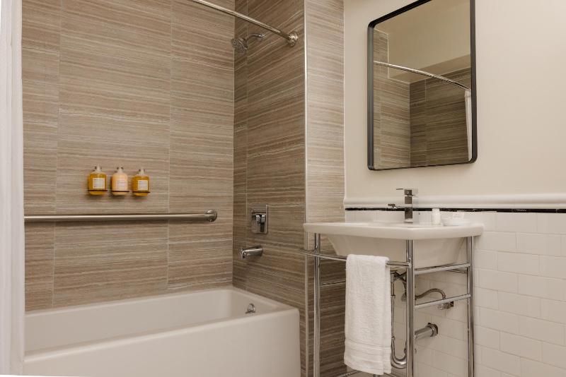 Queen Room with Bath Tub - Disability Access image 3