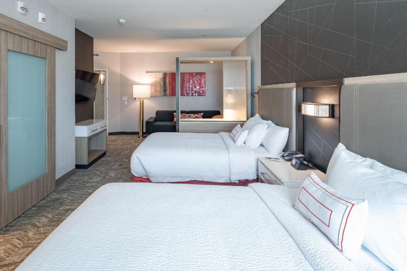 Suite, 2 Queen, Trundle bed image 1