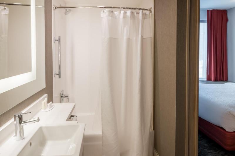 Suite, 2 Queen, Trundle bed image 2