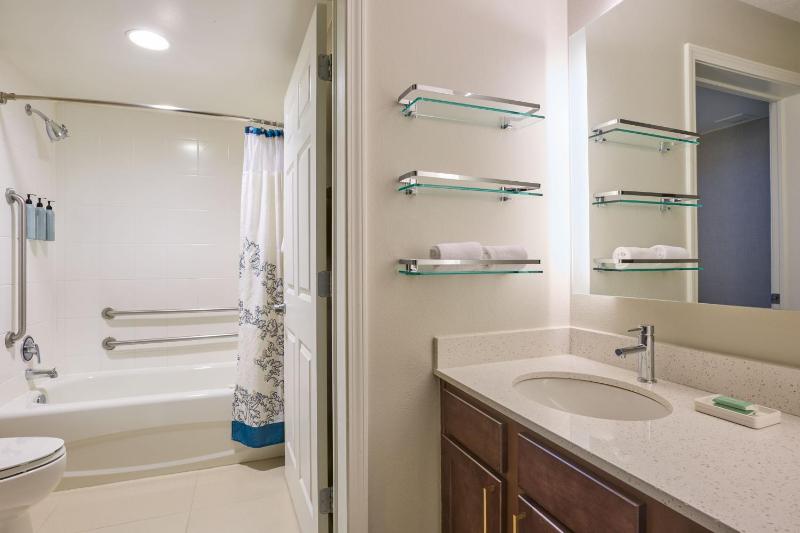 One-Bedroom King Suite with Sofa Bed image 4